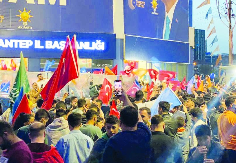 Gaziantep’te, halaylar çekildi, meşaleler yakıldı, konvoy yapıldı