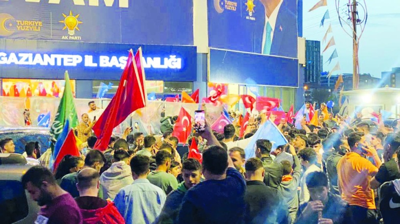 Gaziantep’te, halaylar çekildi, meşaleler yakıldı, konvoy yapıldı