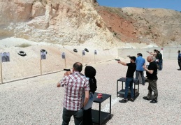 Üniversite öğrencilerine silah atış eğitimi veriliyor