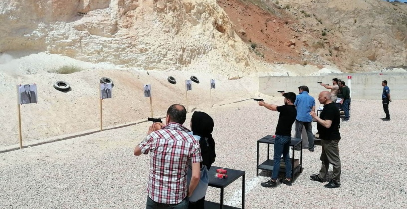 Üniversite öğrencilerine silah atış eğitimi veriliyor