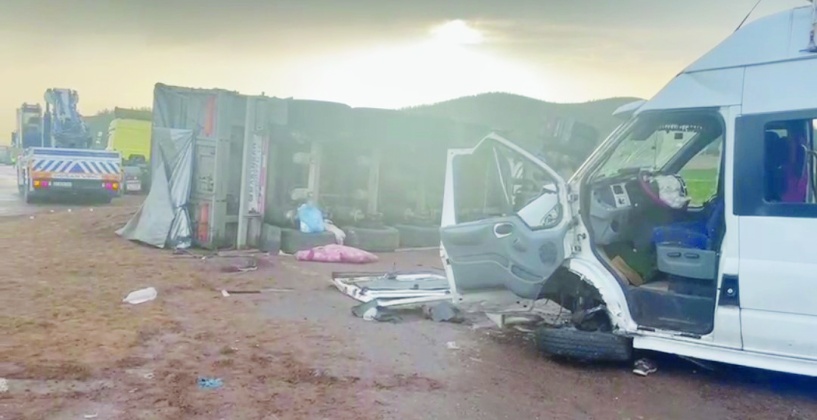 Otoyolda feci kaza: 2 ölü, 20 yaralı