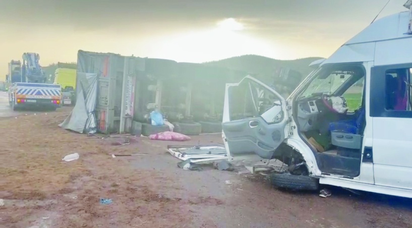 Otoyolda feci kaza: 2 ölü, 20 yaralı