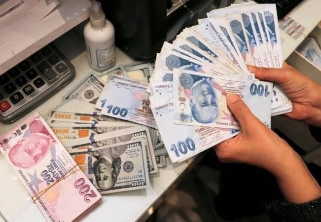 Dolar 20.42'yi görerek zirve tazeledi