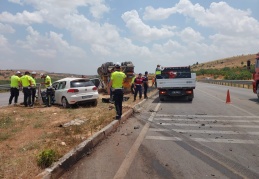 Asfalt döküm kamyonu ile otomobil çarpıştı: 1 ölü, 1 yaralı