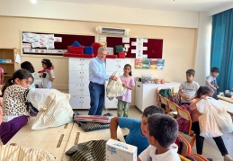 Depremzede öğrencilere kırtasiye malzemeleri ve oyuncak hediye edildi