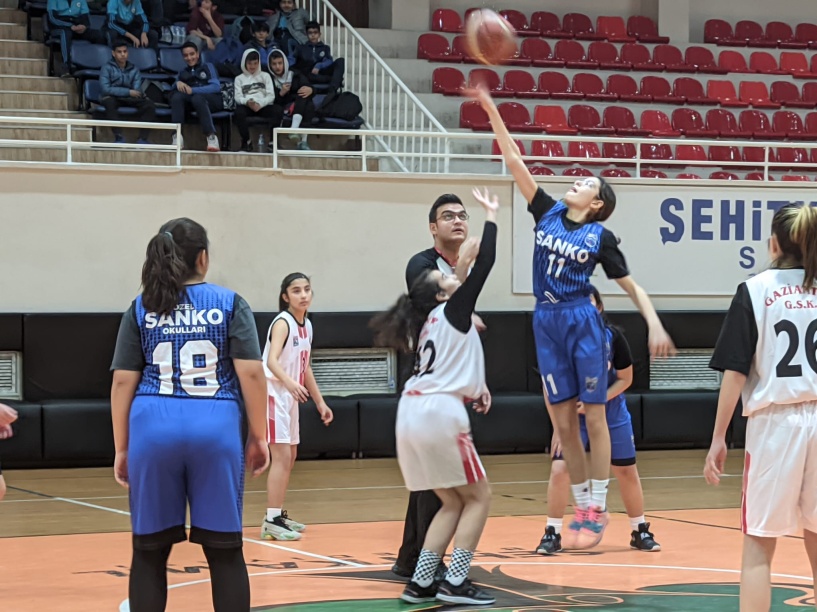 SANKO Okulları Yıldız Kız Basketbol Takımı baskette iddialı