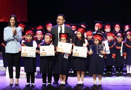 80 Minik, ilk kez diploma sevinci yaşadı