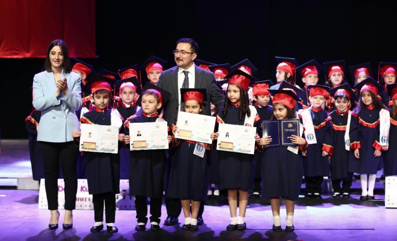 80 Minik, ilk kez diploma sevinci yaşadı