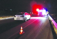 Alev alan otomobil refüje çarparak durabildi