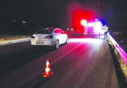 Alev alan otomobil refüje çarparak durabildi