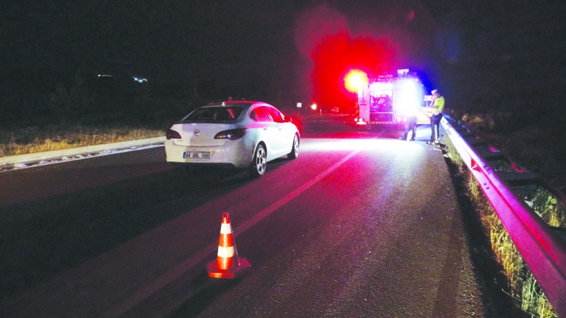Alev alan otomobil refüje çarparak durabildi