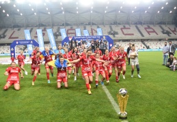 Turkcell Kadın Futbol Süper Ligi’nde şampiyonluk kupasını Ankara Büyükşehir Belediyesi Fomget G.S.K kaldırdı