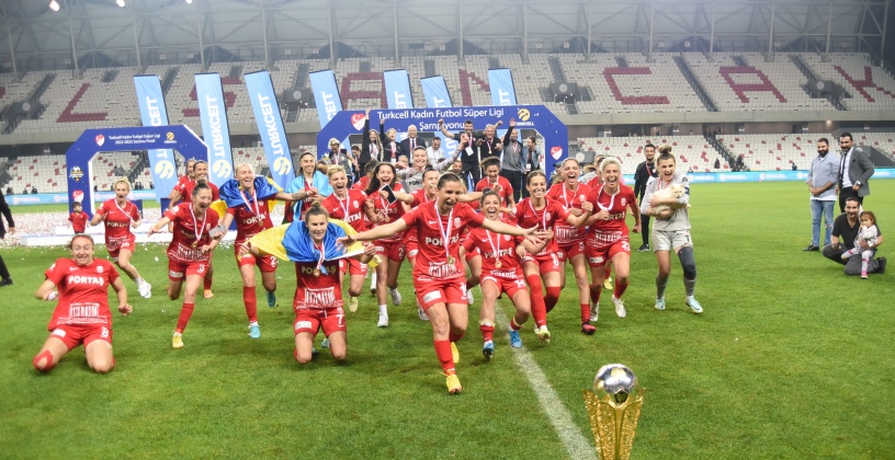 Turkcell Kadın Futbol Süper Ligi’nde şampiyonluk kupasını Ankara Büyükşehir Belediyesi Fomget G.S.K kaldırdı