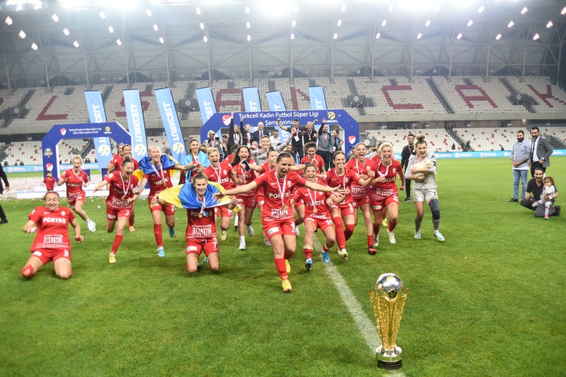 Turkcell Kadın Futbol Süper Ligi’nde şampiyonluk kupasını Ankara Büyükşehir Belediyesi Fomget G.S.K kaldırdı