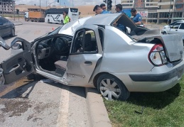 Savrulan otomobil takla atarak durabildi