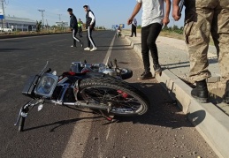 Araç, motoru sıkıştırdı, 2 yaralı var