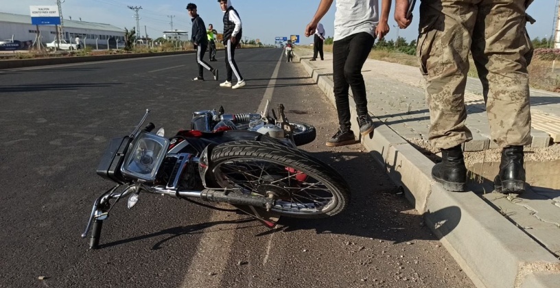 Araç, motoru sıkıştırdı, 2 yaralı var