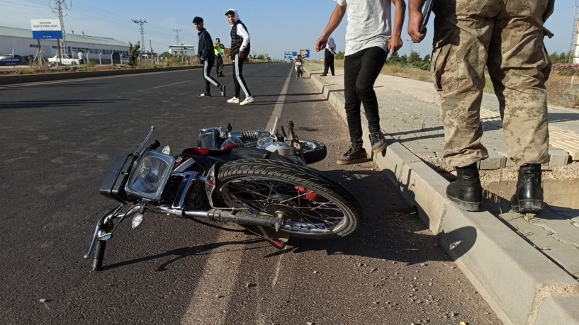 Araç, motoru sıkıştırdı, 2 yaralı var