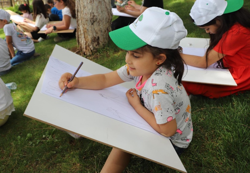 Doğadan nesnelerle asamblaj tekniğini kullanarak üç boyutlu resimler  yaptılar