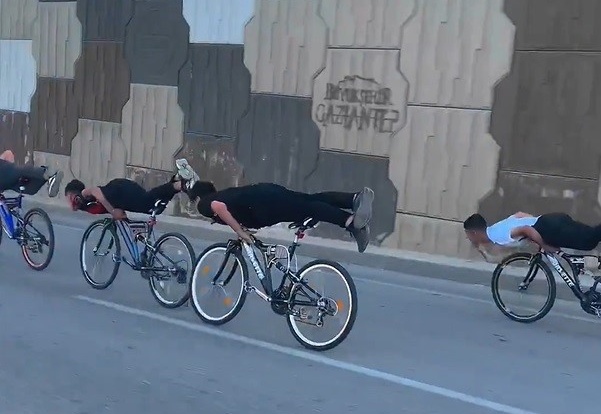 Motosiklet ve bisiklet sürücüleri yürekleri ağza getirdi