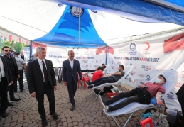 Bir ünite kanla üç kişinin derdine derman olabiliyoruz