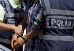 Ağır hasarlı binadan hırsızlık yapan 7 kişi yakalandı