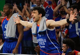 Anadolu Efes, seride öne geçti!