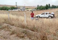 Yoldan çıkan otomobil tarlaya uçtu