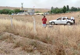 Yoldan çıkan otomobil tarlaya uçtu