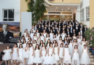 İlkokuldan mezuniyet sevinci