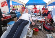 Bedava ayakkabı sevdasına kan verme kuyruğuna girdiler