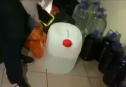 Gaziantep'te bir adreste yapılan aramalarda 200 litre sahte alkol ele geçirildi.