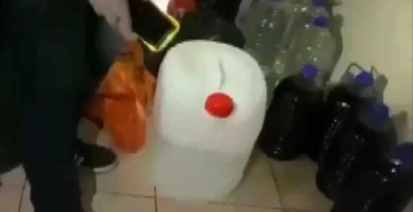 Gaziantep'te bir adreste yapılan aramalarda 200 litre sahte alkol ele geçirildi.