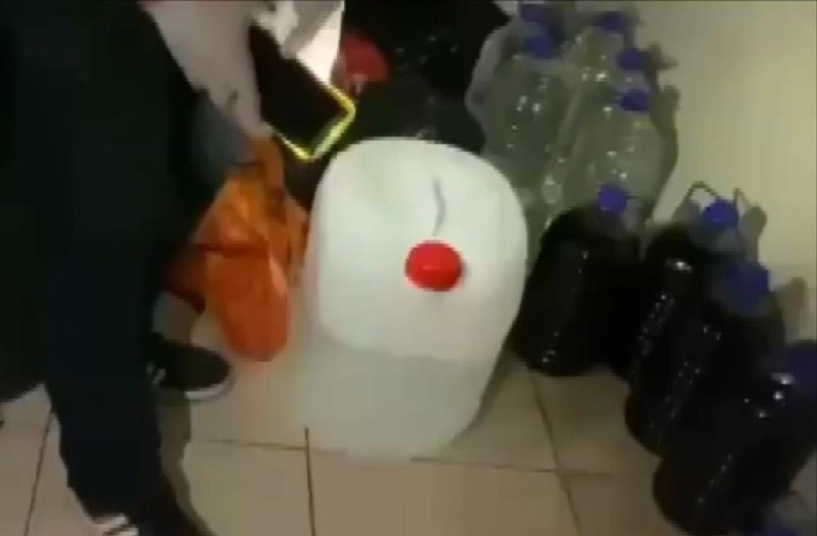 Gaziantep'te bir adreste yapılan aramalarda 200 litre sahte alkol ele geçirildi.
