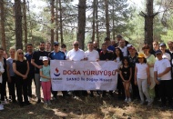 Katılımcılar temiz havada çam ağaçları arasında doğa yürüyüşü yaptı