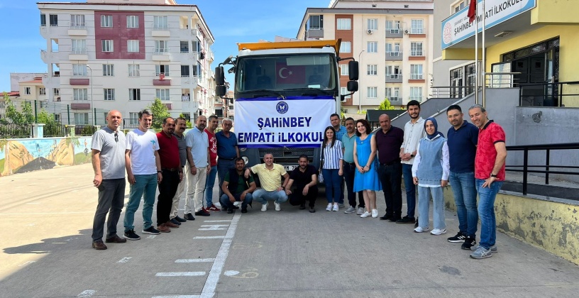 Adıyaman’a bir tır dolusu hijyen giysi ve gıda yardımı gönderildi