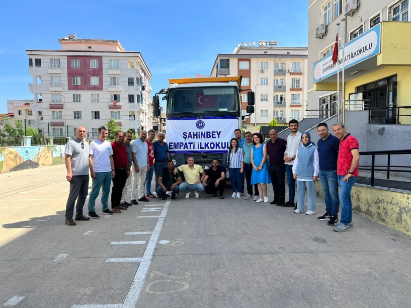 Adıyaman’a bir tır dolusu hijyen giysi ve gıda yardımı gönderildi