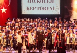 Mezun olan öğrenciler diplomalarını aldı, kep attı