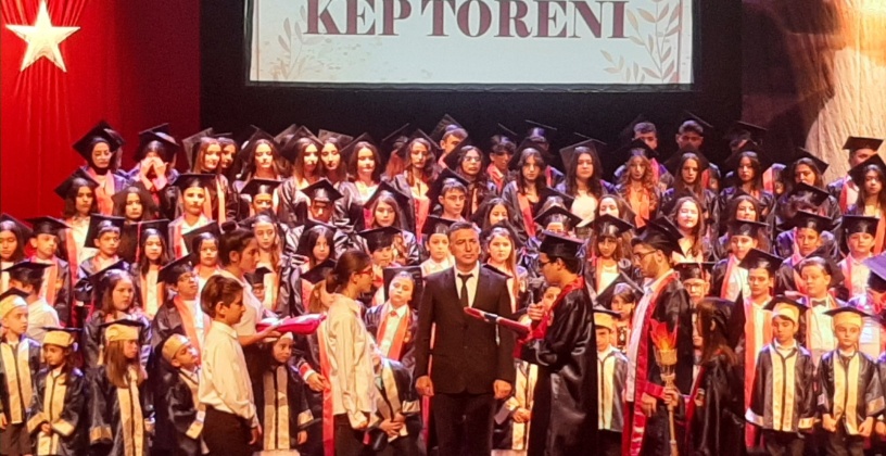 Mezun olan öğrenciler diplomalarını aldı, kep attı