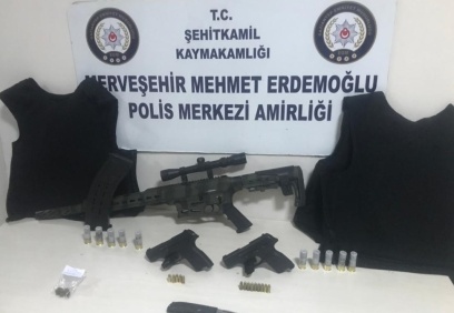 Bir araçta çelik yelek bulundu