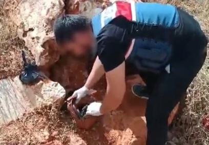 Boş arazide taşların arasında eroin bulundu