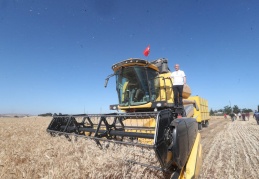 Biçerdövere binerek çiftçilerin hasat sevincini birlikte yaşadı
