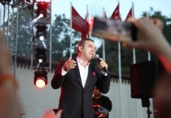 Göçer konserde sevilen şarkılarını hayranlarıyla beraber söyledi