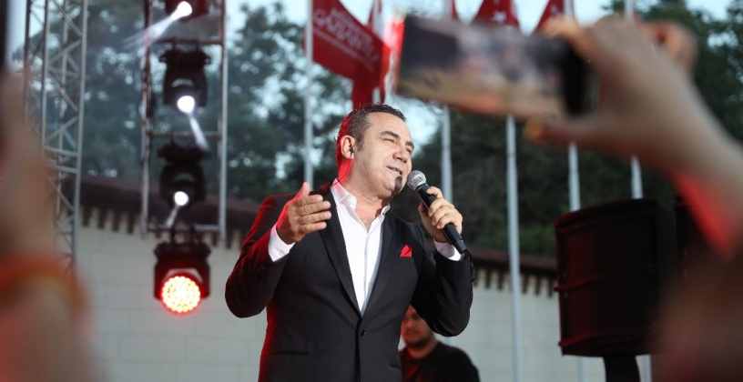 Göçer konserde sevilen şarkılarını hayranlarıyla beraber söyledi