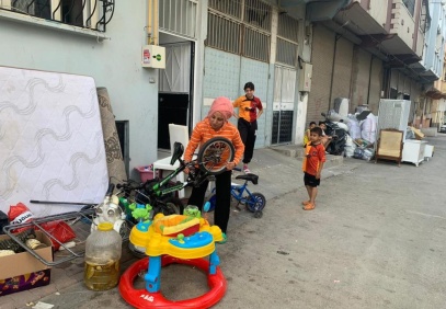 Ev sahibi evi başkasını kiralayıp kiracının eşyalarını kapıya koydu