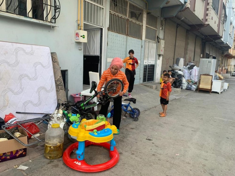 Ev sahibi evi başkasını kiralayıp kiracının eşyalarını kapıya koydu