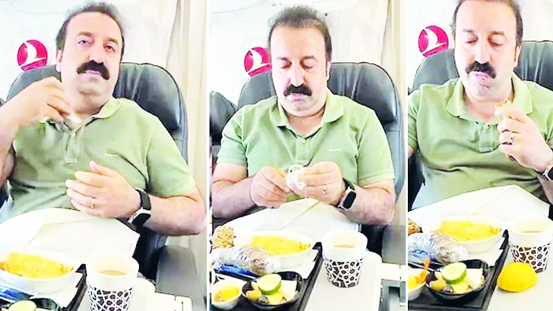 İstanbul-Gaziantep uçağında tişörtünün içinden şırdan çıkarıp yedi, kara listeye alındı
