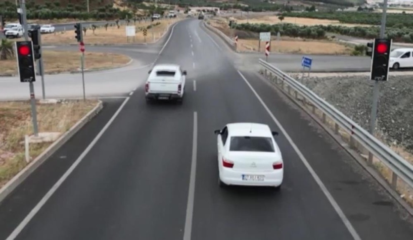 Sadece 3 araç kırmızı ışıkta durdu