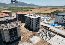 Bir yanda yıkım bir yanda inşaat sürüyor