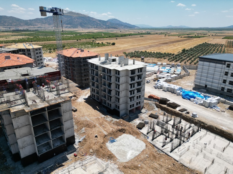 Bir yanda yıkım bir yanda inşaat sürüyor